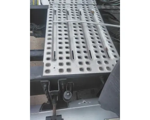 VOLVO VNR DECK (CATWALK) STEP