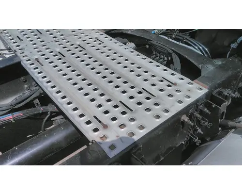VOLVO VNR DECK (CATWALK) STEP