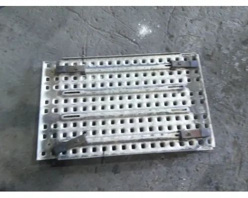 VOLVO VNR DECK (CATWALK) STEP