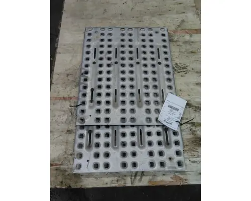 VOLVO VNR DECK (CATWALK) STEP