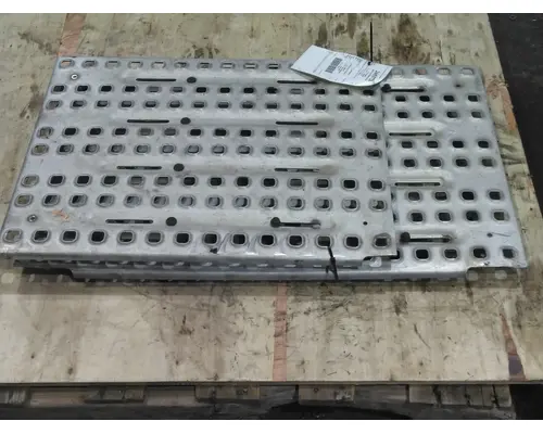 VOLVO VNR DECK (CATWALK) STEP
