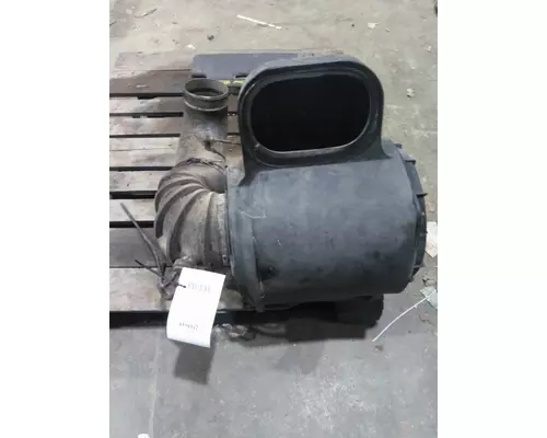 VOLVO VN AIR CLEANER