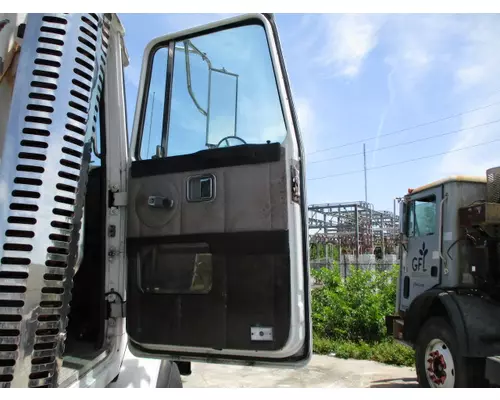 VOLVO WG DOOR ASSEMBLY, FRONT