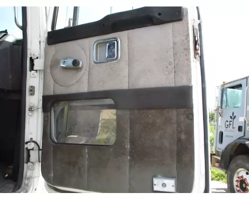 VOLVO WG DOOR ASSEMBLY, FRONT