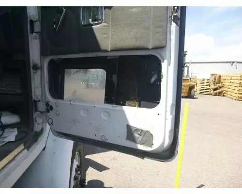 VOLVO WG DOOR ASSEMBLY, FRONT