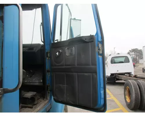 VOLVO WG DOOR ASSEMBLY, FRONT