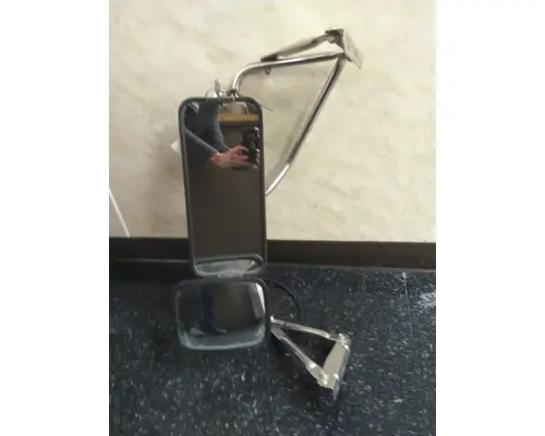 VOLVO WG MIRROR ASSEMBLY CABDOOR