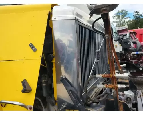 Grille Volvo ACL Autocar Complete Recycling Group LLC