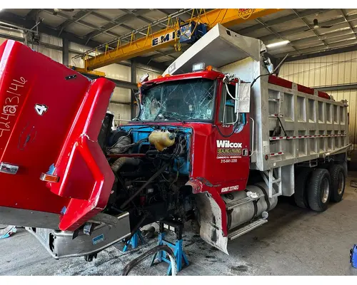 Complete Vehicle VOLVO ACL Dutchers Inc   Heavy Truck Div  Ny