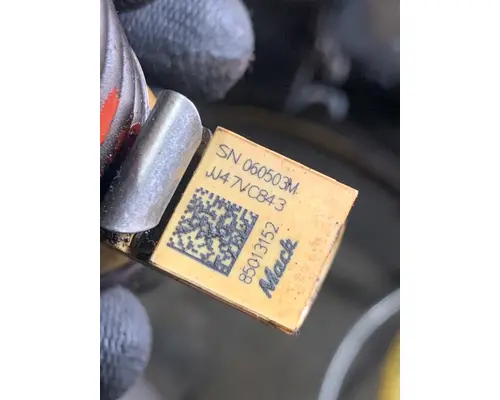 Fuel Injector VOLVO D-13 Truck Salvage International Inc