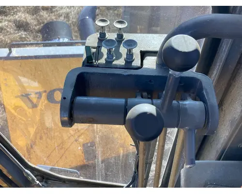 Volvo G746B Equip Controls
