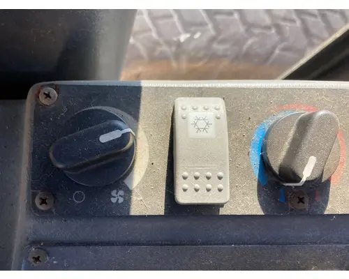 Volvo G746B Equip Heater & AC Control