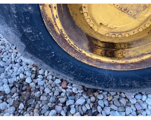 Volvo L90B Equip Tire and Rim