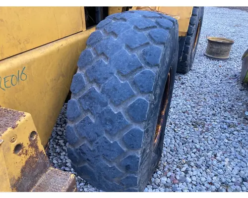 Volvo L90B Equip Tire and Rim