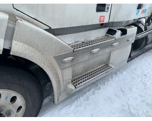 Volvo VNL 780 Side Fairing