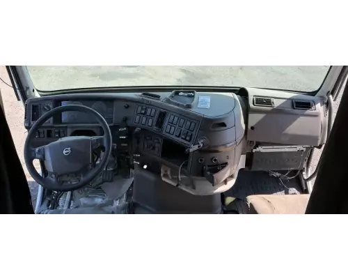 Volvo VNL670 Cab
