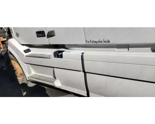Volvo VNL670 Side Fairing