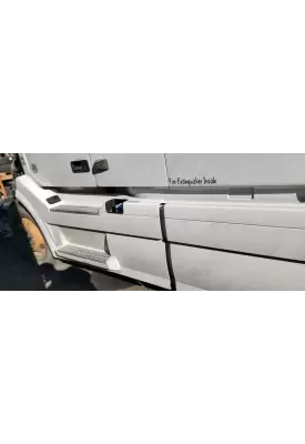 Volvo VNL670 Side Fairing