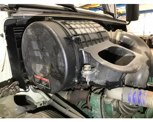 Volvo VNL Air Cleaner