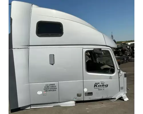 Volvo VNL Cab