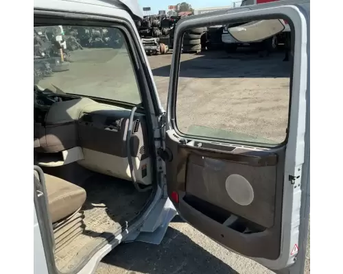 Volvo VNL Cab