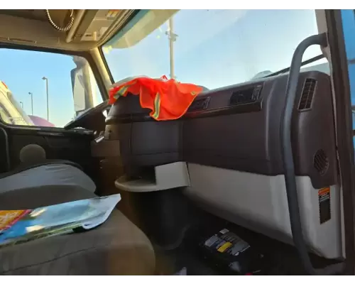 Volvo VNL Cab