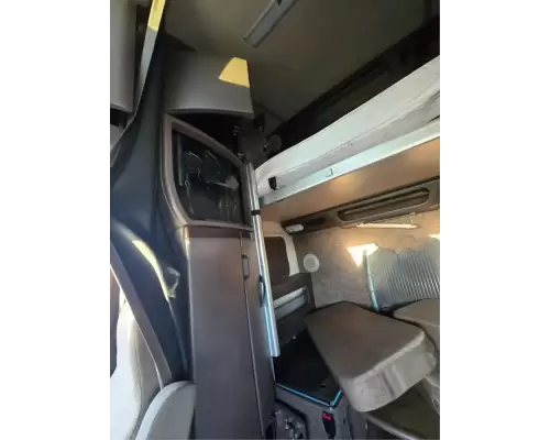 Volvo VNL Cab