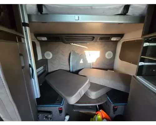 Volvo VNL Cab