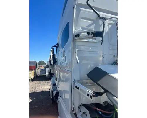 Volvo VNL Cab