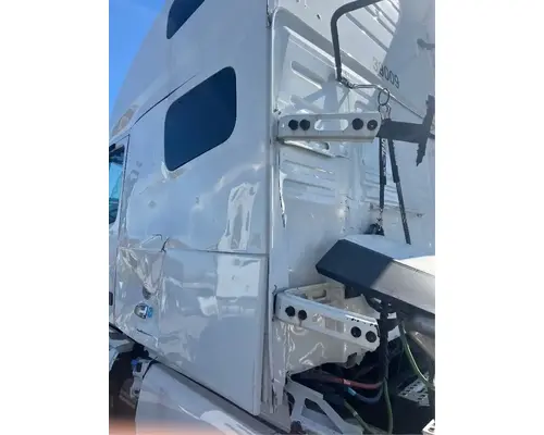 Volvo VNL Cab