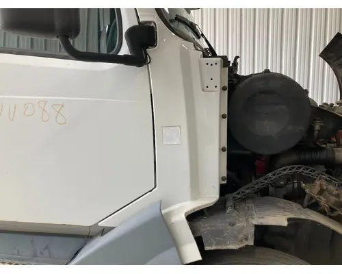 Volvo VNL Cowl