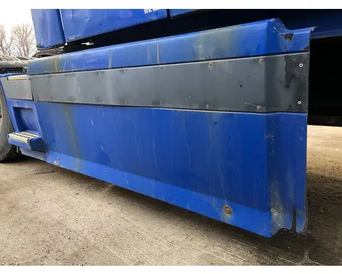 Volvo VNL Fairing (Side)