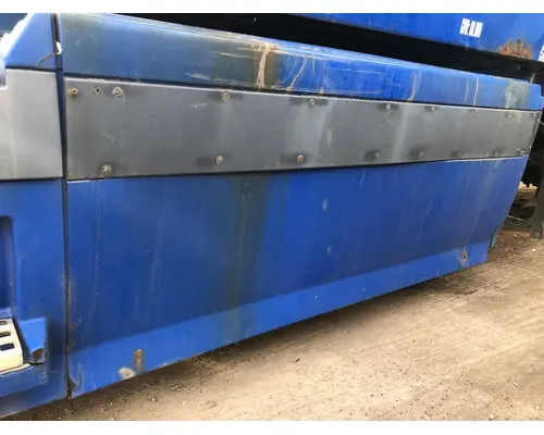 Volvo VNL Fairing (Side)