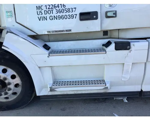 Volvo VNL Fairing (Side)
