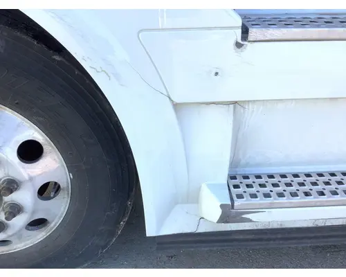 Volvo VNL Fairing (Side)