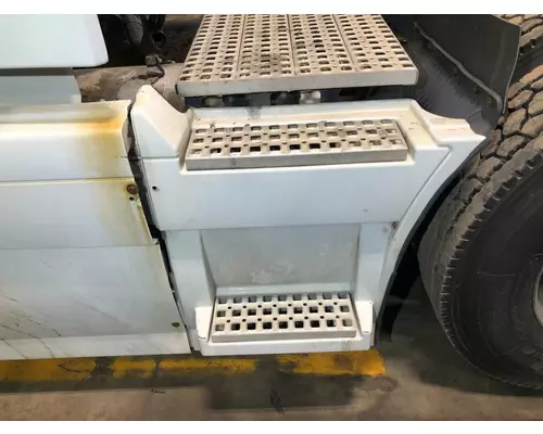 Volvo VNL Fairing (Side)