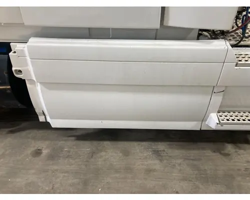 Volvo VNL Fairing (Side)