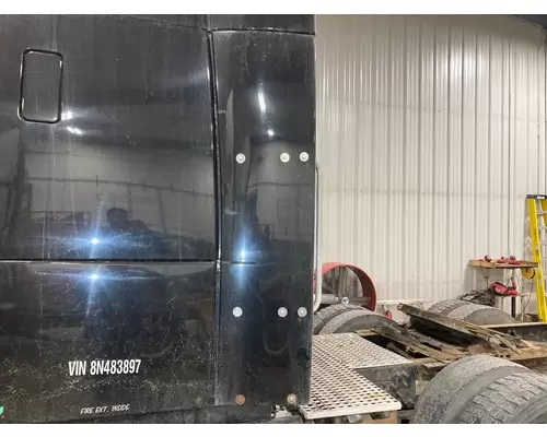 Volvo VNL Fairing (Side)