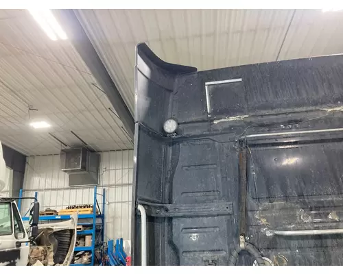 Volvo VNL Fairing (Side)
