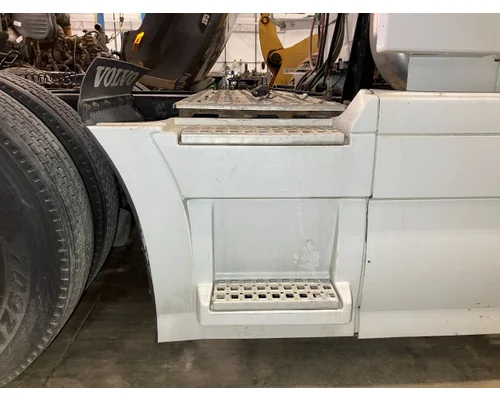 Volvo VNL Fairing (Side)