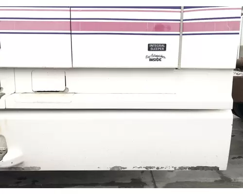 Volvo VNL Fairing (Side)