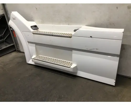 Volvo VNL Fairing (Side)
