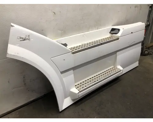 Volvo VNL Fairing (Side)