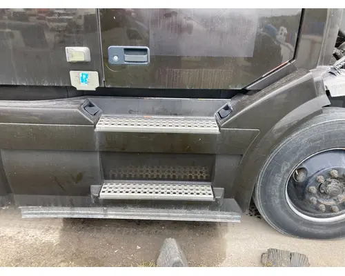 Volvo VNL Fairing (Side)