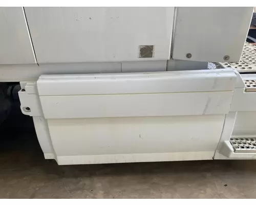 Volvo VNL Fairing (Side)