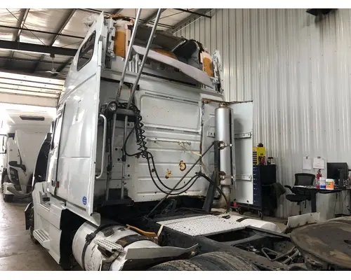 Volvo VNL Fairing (Side)