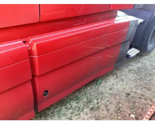 Volvo VNL Fairing (Side)