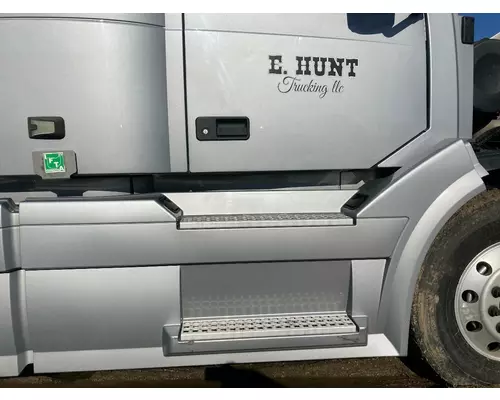 Volvo VNL Fairing (Side)