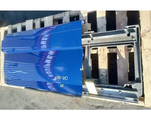 Volvo VNL Side Fairing