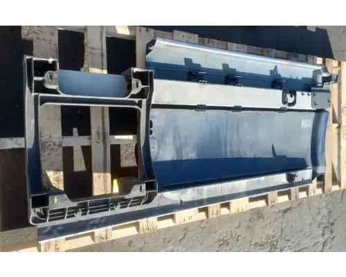 Volvo VNL Side Fairing